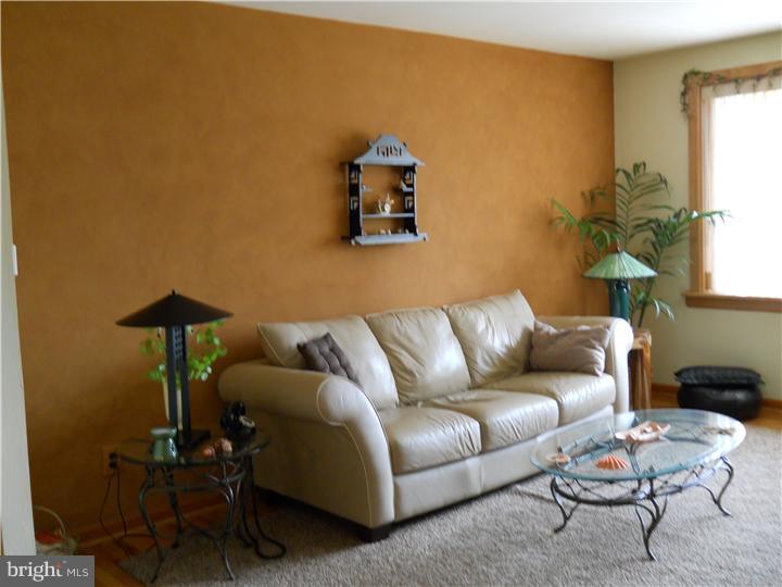 11708 Colman Road Philadelphia, PA 19154 - Photo 3 of 19 Living Room