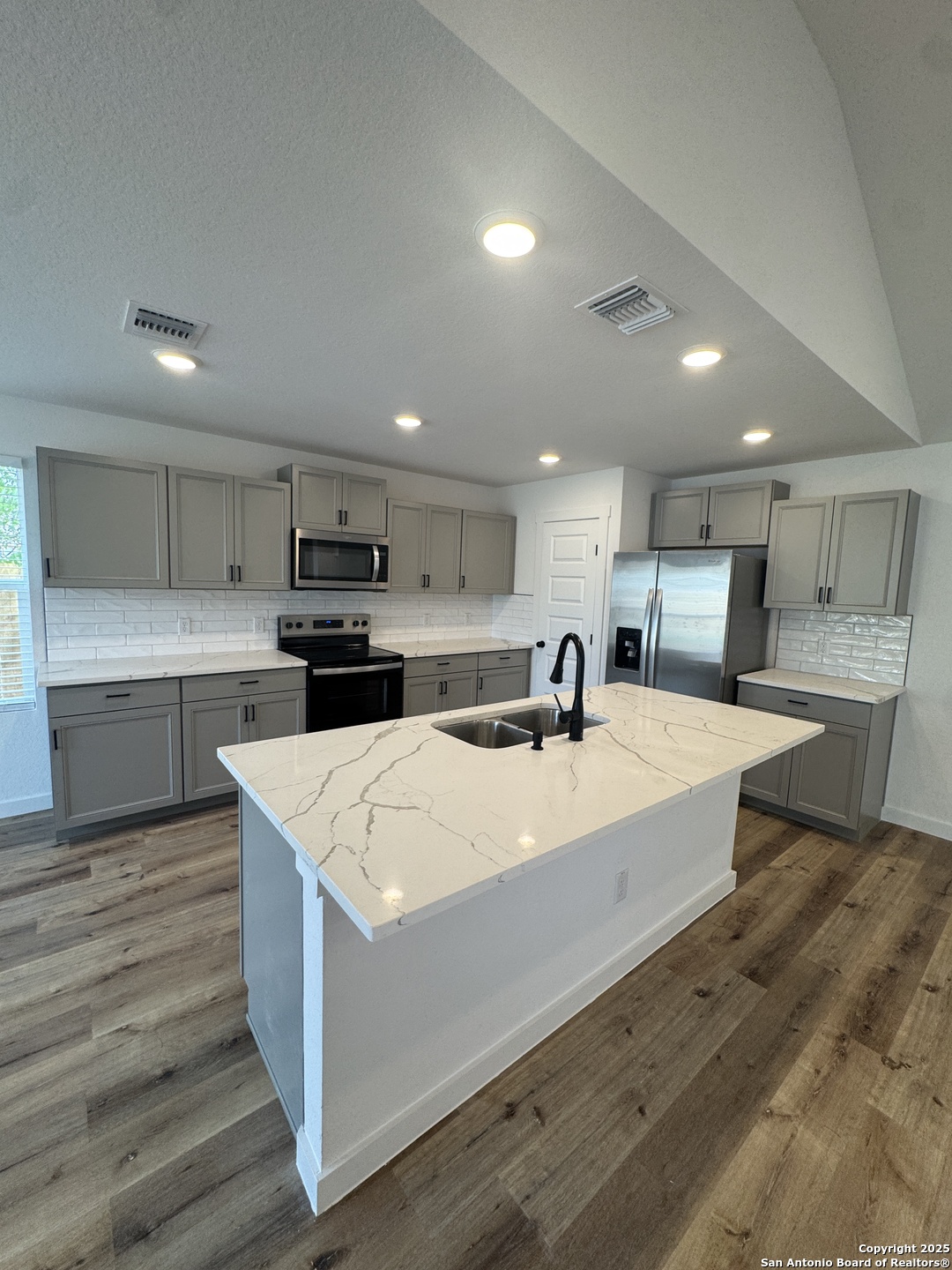 913 Olive Street Jourdanton, TX 78026 - Photo 6 of 24