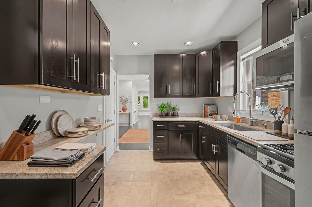 4945 West Addison Street Chicago, IL 60641 - Photo 4 of 47