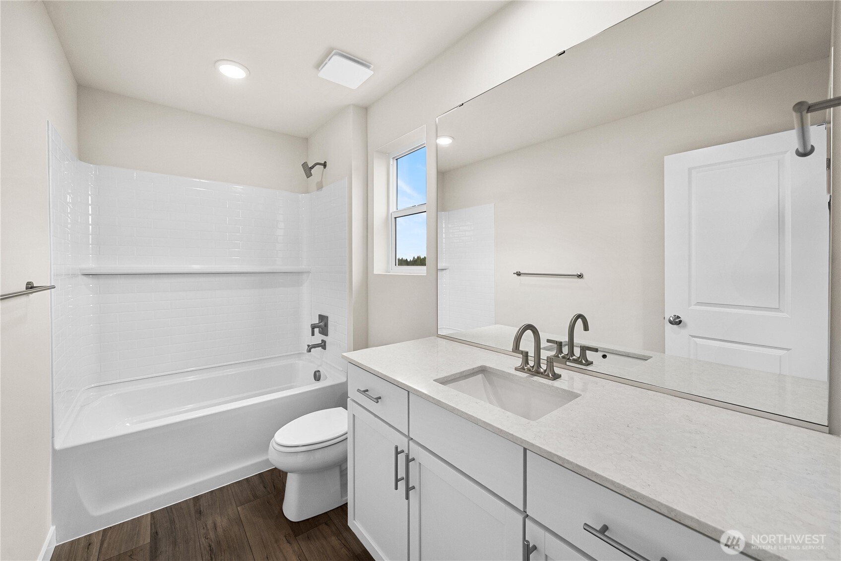 5904 Trce Drive Southwest Port Orchard, WA 98367 - Photo 24 of 29 a bathroom with a toilet a sink and a bathtub