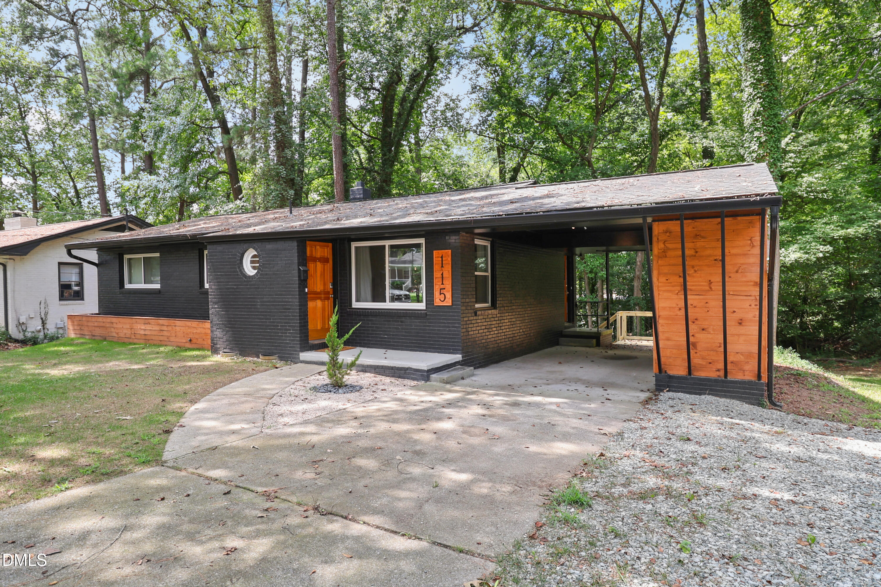 a view of a house with backyard and trees