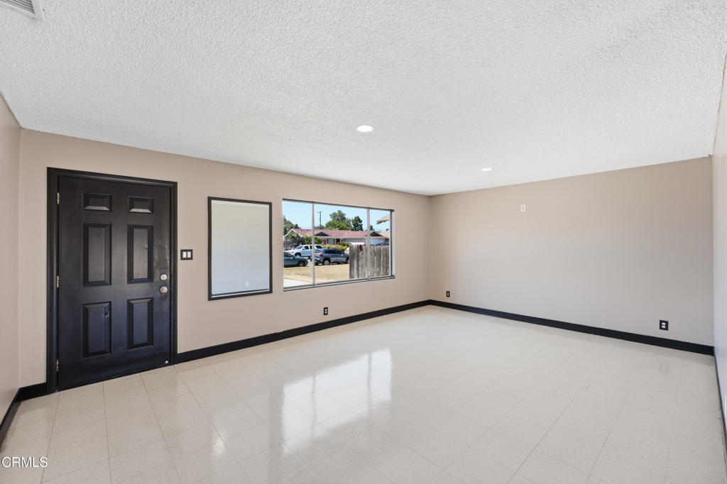 555 Del Sur Way Oxnard, CA 93033 - Photo 5 of 24