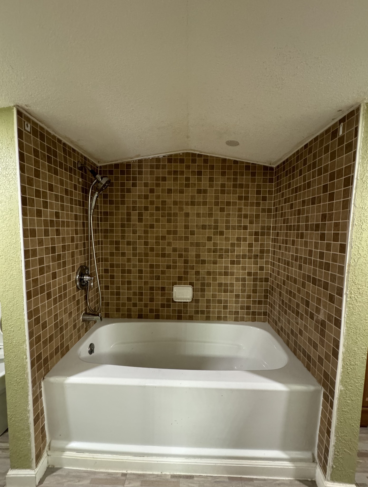 191 Williams Road Manchester, TN 37355 - Photo 15 of 17 a bathroom with a bathtub