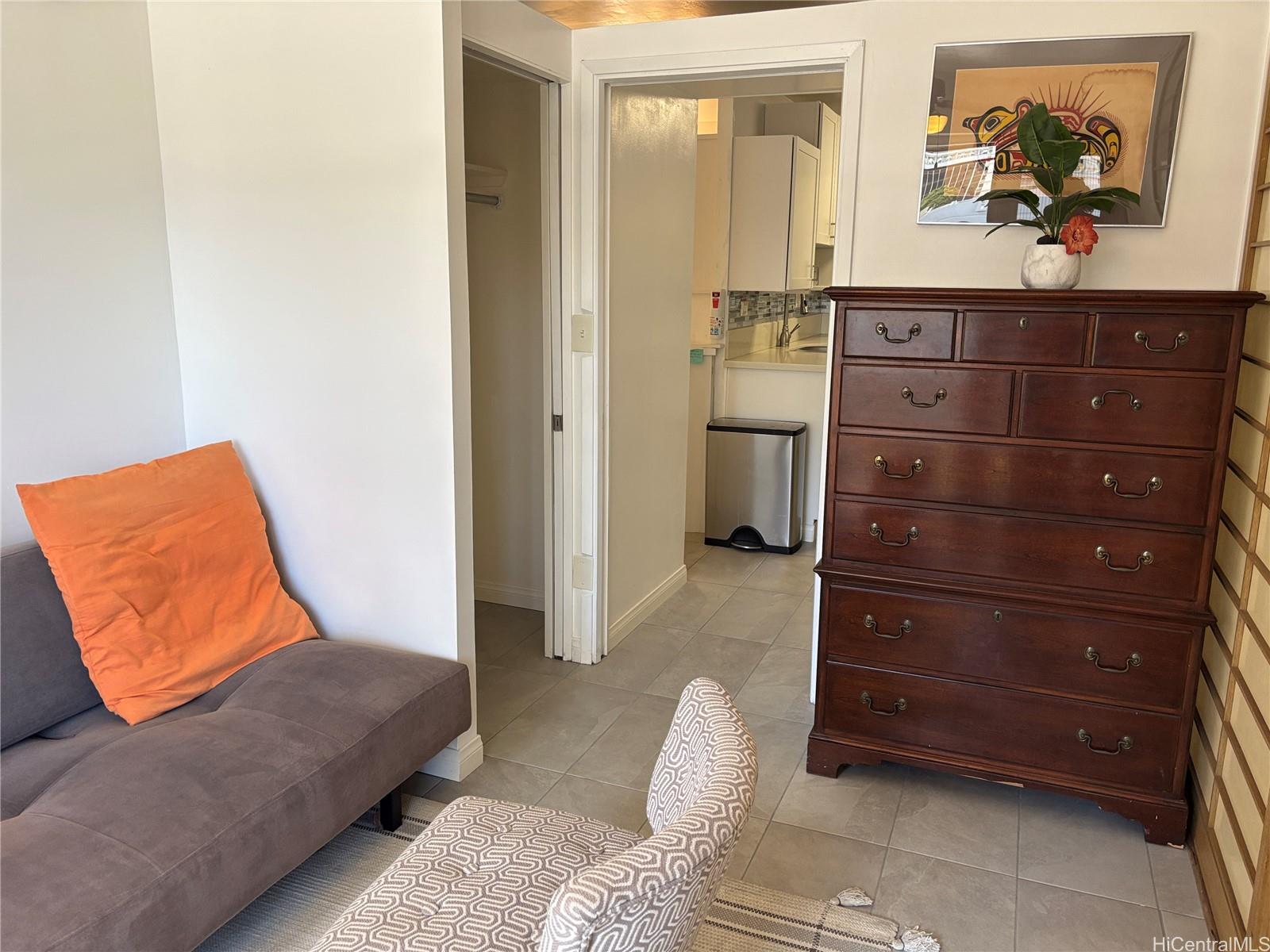 225 Kaʻiulani Avenue, Unit 402 Honolulu, HI 96815 - Photo 9 of 16 a bedroom with a bed and a painting on the wall