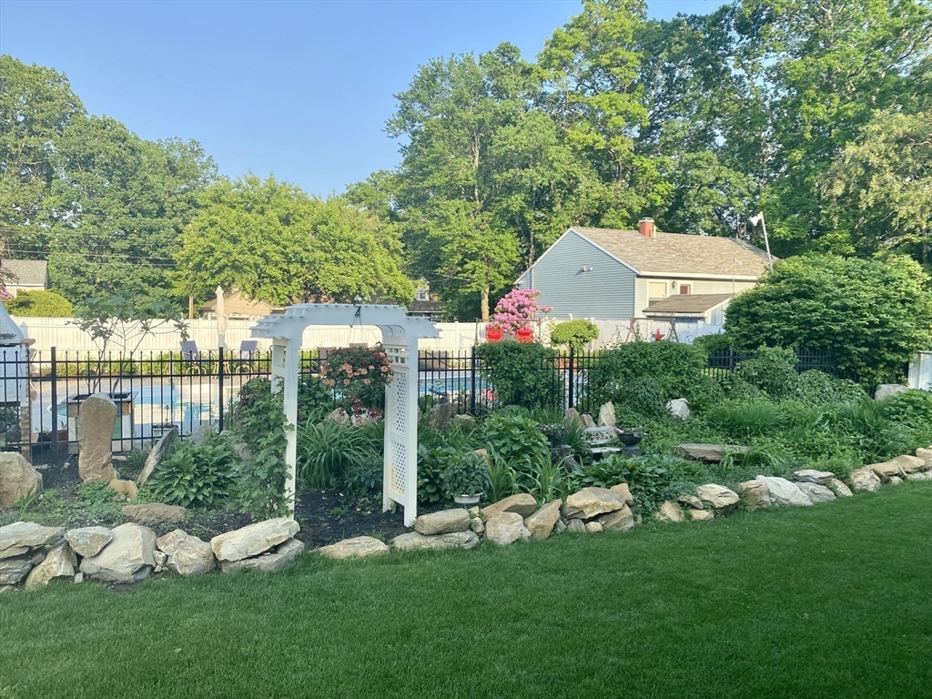 10 Dean Street Hudson, MA 01749 - Photo 21 of 40