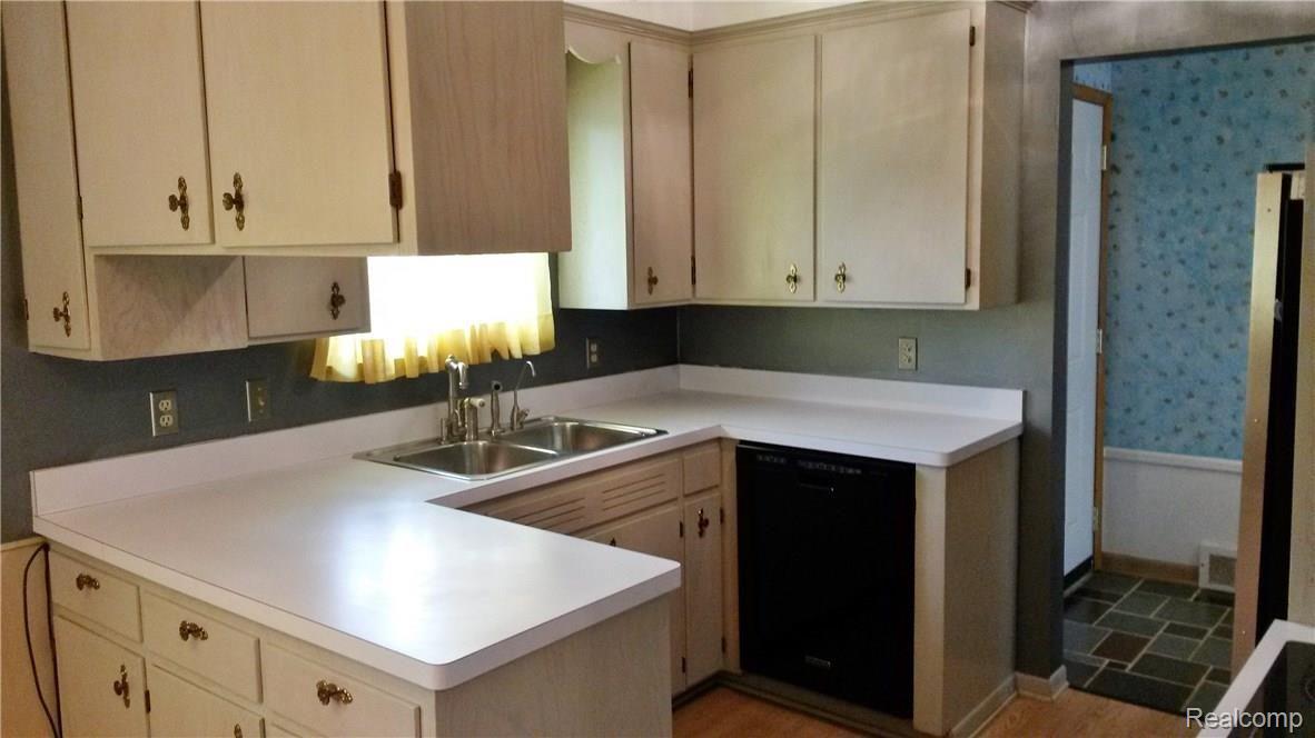 1195 Torpey Road Troy, MI 48083 - Photo 11 of 39 Kitchen view 1 - Sink area & Cabinets.