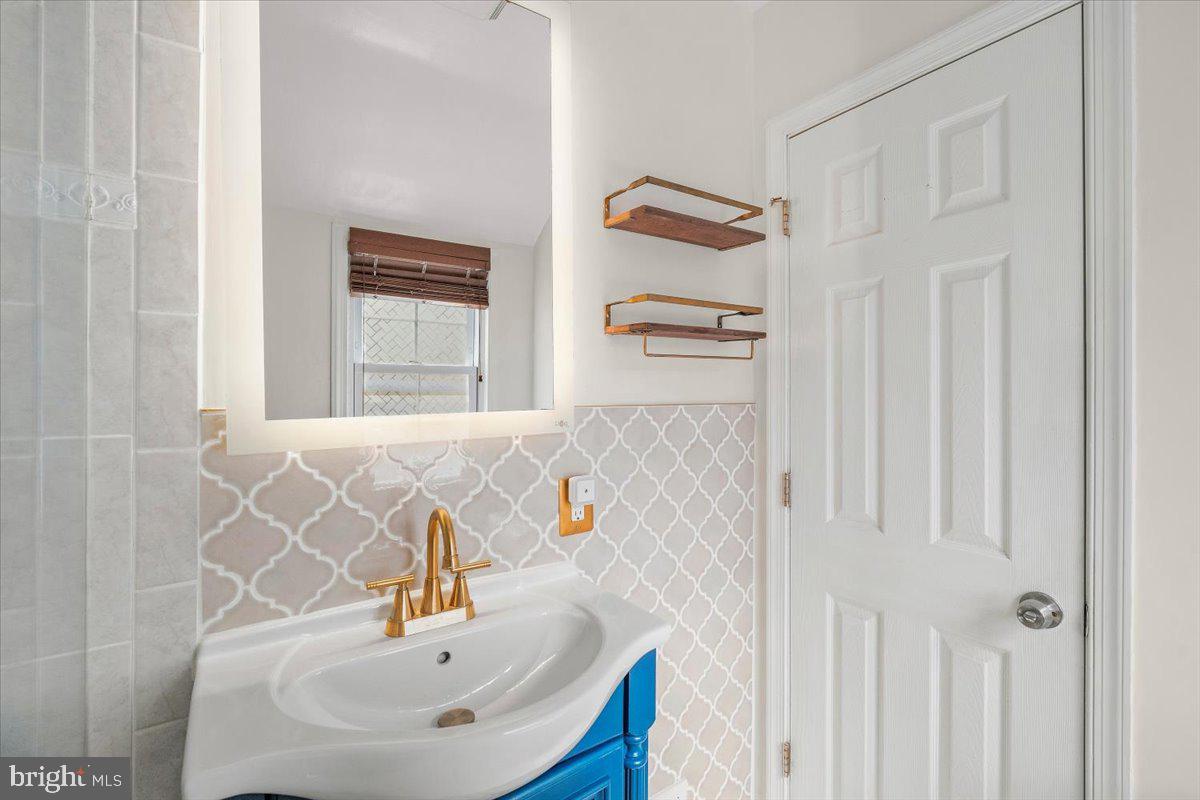 505 East Schuyler Road Silver Spring, MD 20901 - Photo 24 of 46 Upper level full renovated bathroom