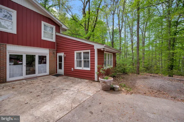 a view of a house with backyard