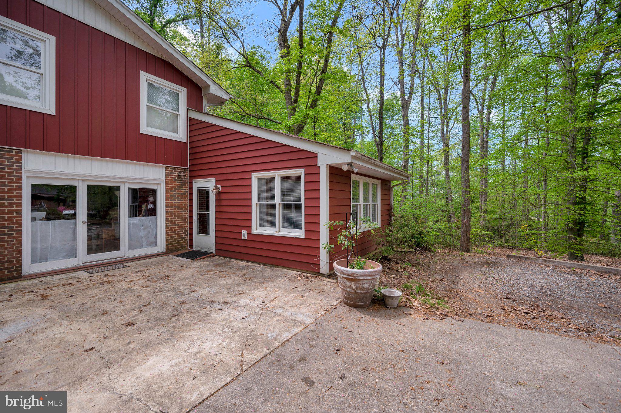 a view of a house with backyard