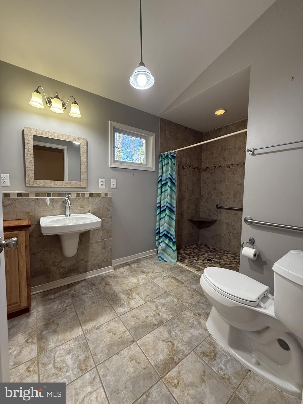 130 Springwood Drive, Unit RENTAL Fredericksburg, VA 22401 - Photo 12 of 22 En-Suite Bathroom for Bedroom 2