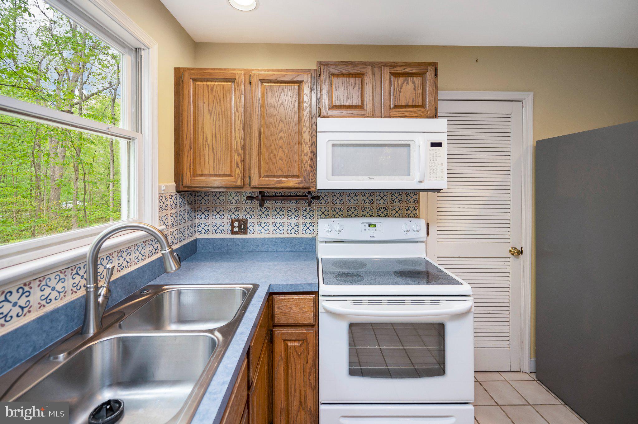 130 Springwood Drive, Unit RENTAL Fredericksburg, VA 22401 - Photo 22 of 39 Bright and inviting kitchen space.