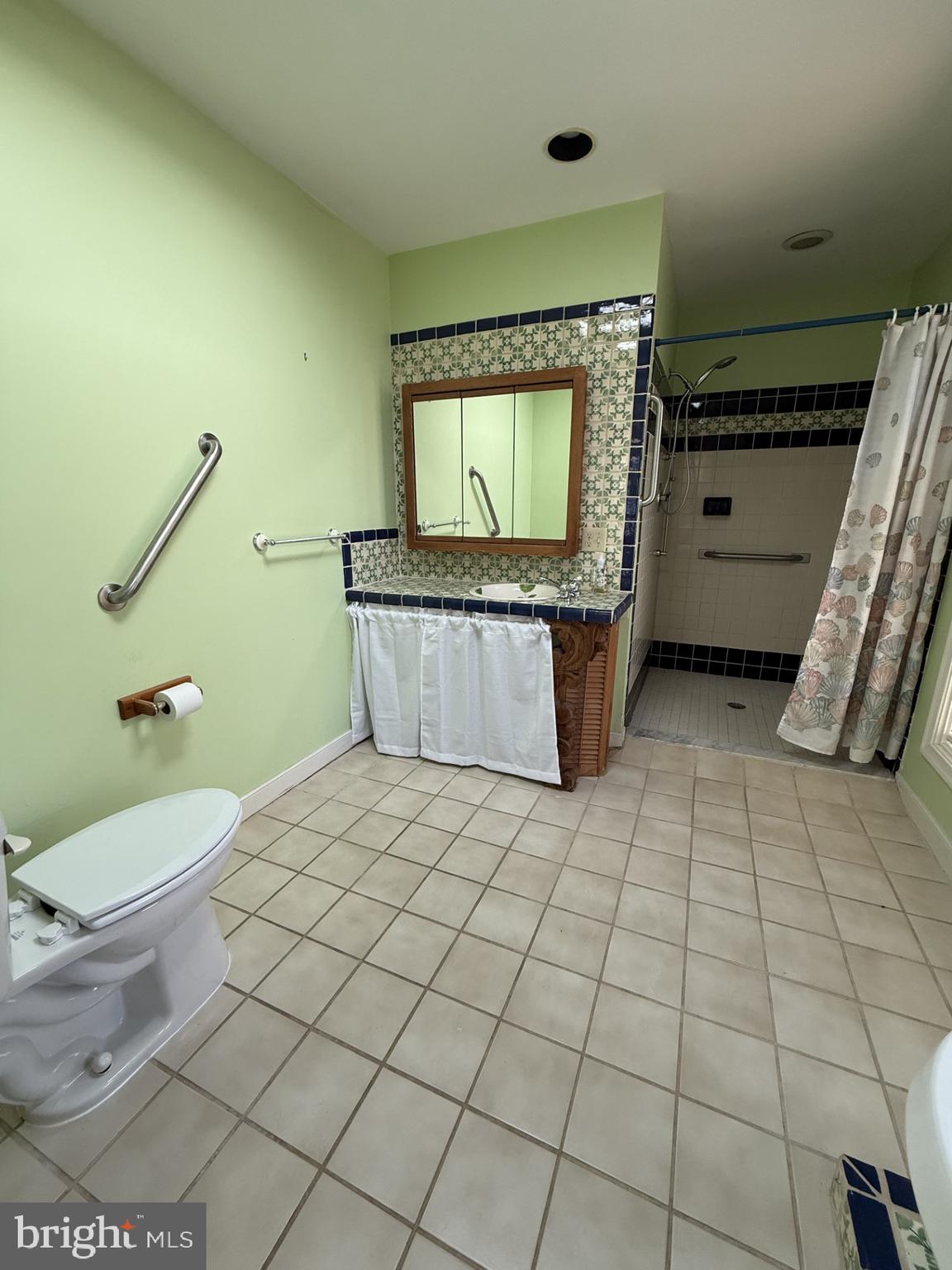 130 Springwood Drive, Unit RENTAL Fredericksburg, VA 22401 - Photo 6 of 22 En-Suite Bathroom