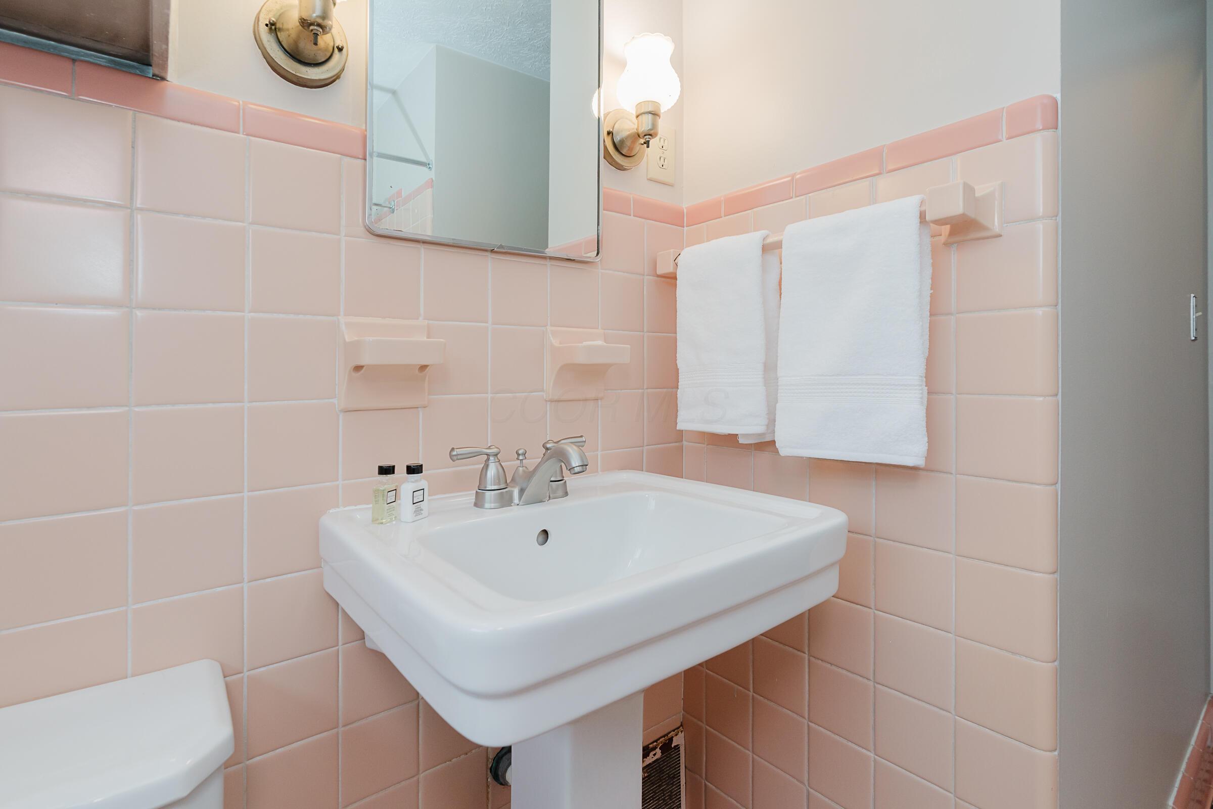 2063 Milden Road Columbus, OH 43221 - Photo 25 of 41 2063 Milden Rd-----------18