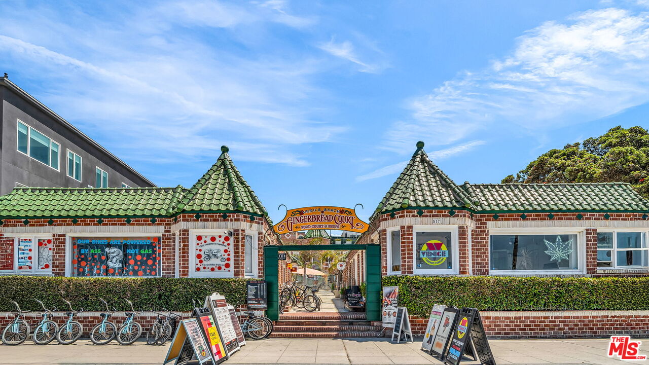 510 Pacific Avenue, Unit 6 Venice, CA 90291 - Photo 13 of 14 a front view of house with a garden