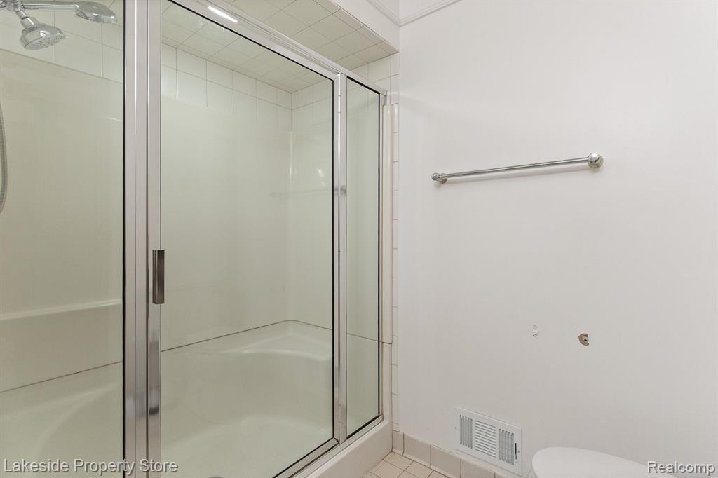 29596 Riverside Bay Court Harrison Township, MI 48045 - Photo 16 of 33