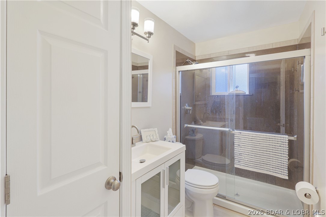 29966 Oak Knoll Road Rocky Mount, MO 65072 - Photo 19 of 59 Fully remodeled bath on lower level.