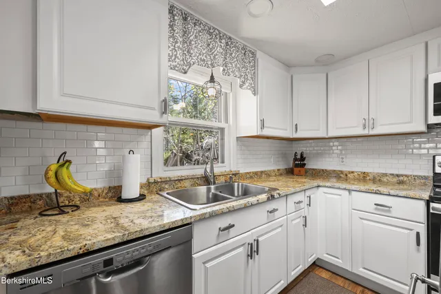 $699,000 | 30 Cove Lane, Hinsdale, MA 01235