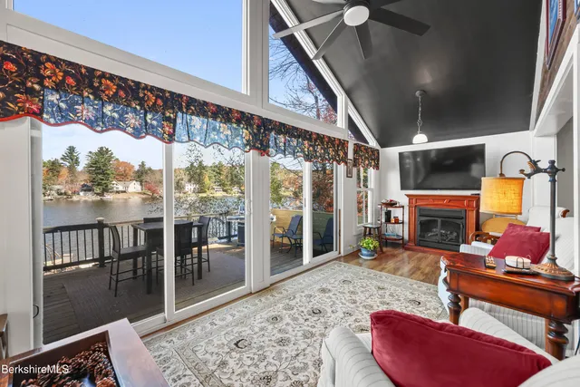 $699,000 | 30 Cove Lane, Hinsdale, MA 01235