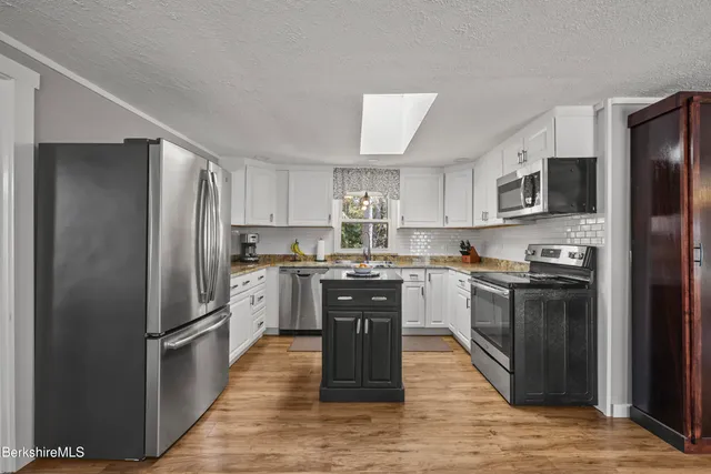 $699,000 | 30 Cove Lane, Hinsdale, MA 01235