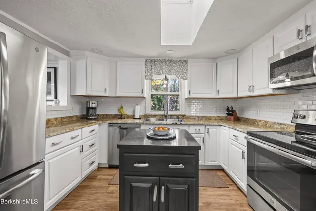 $699,000 | 30 Cove Lane, Hinsdale, MA 01235