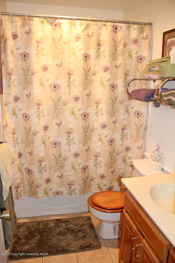 6613 Falcon Road Amarillo, TX 79109 - Photo 13 of 25 Master Bath