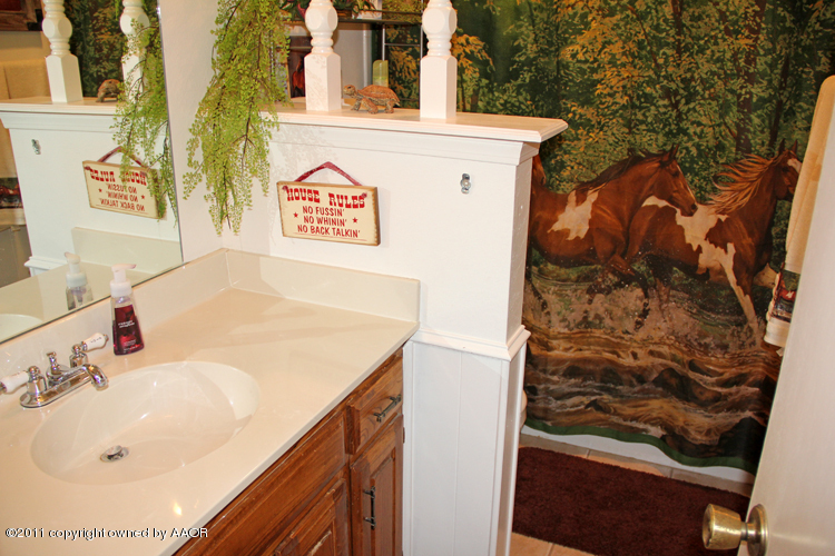 6613 Falcon Road Amarillo, TX 79109 - Photo 17 of 25 Hall Bath
