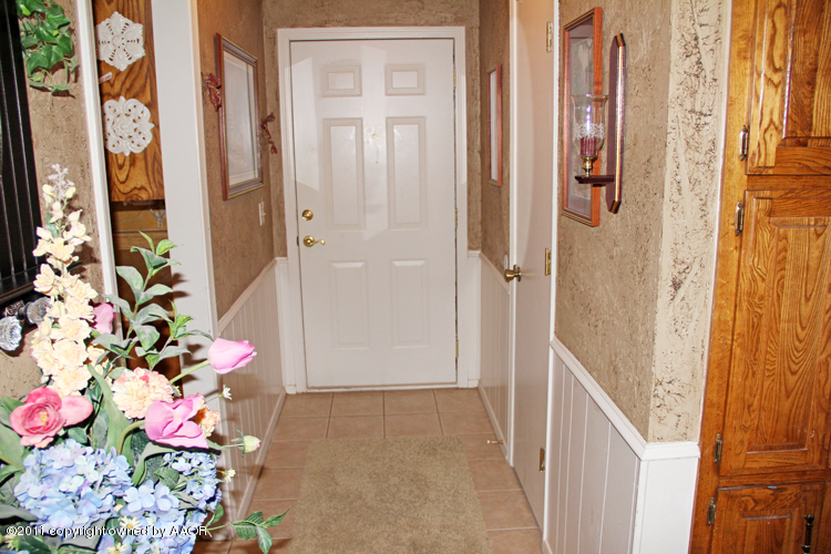 6613 Falcon Road Amarillo, TX 79109 - Photo 3 of 25 Entry