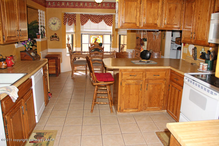 6613 Falcon Road Amarillo, TX 79109 - Photo 5 of 25 Kitchen 2