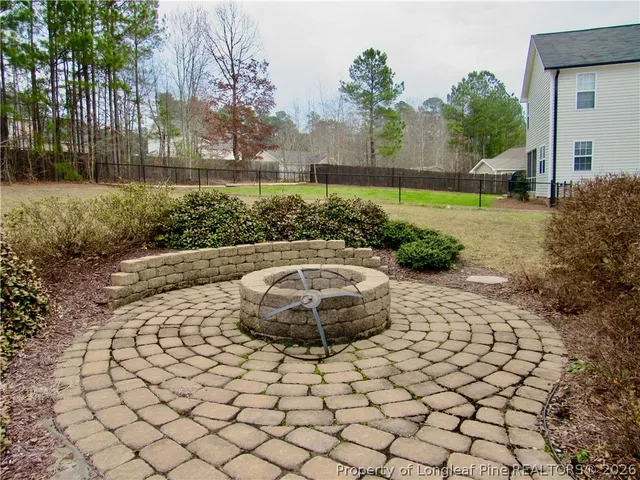 a view of a backyard