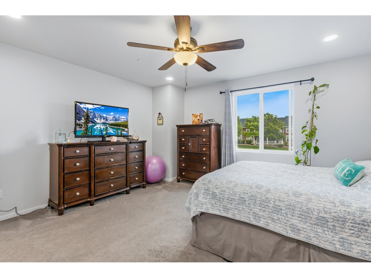 6609 4th St Road, Unit 4 Greeley, CO 80634 - Photo 32 of 41 a bedroom with a bed and a dresser