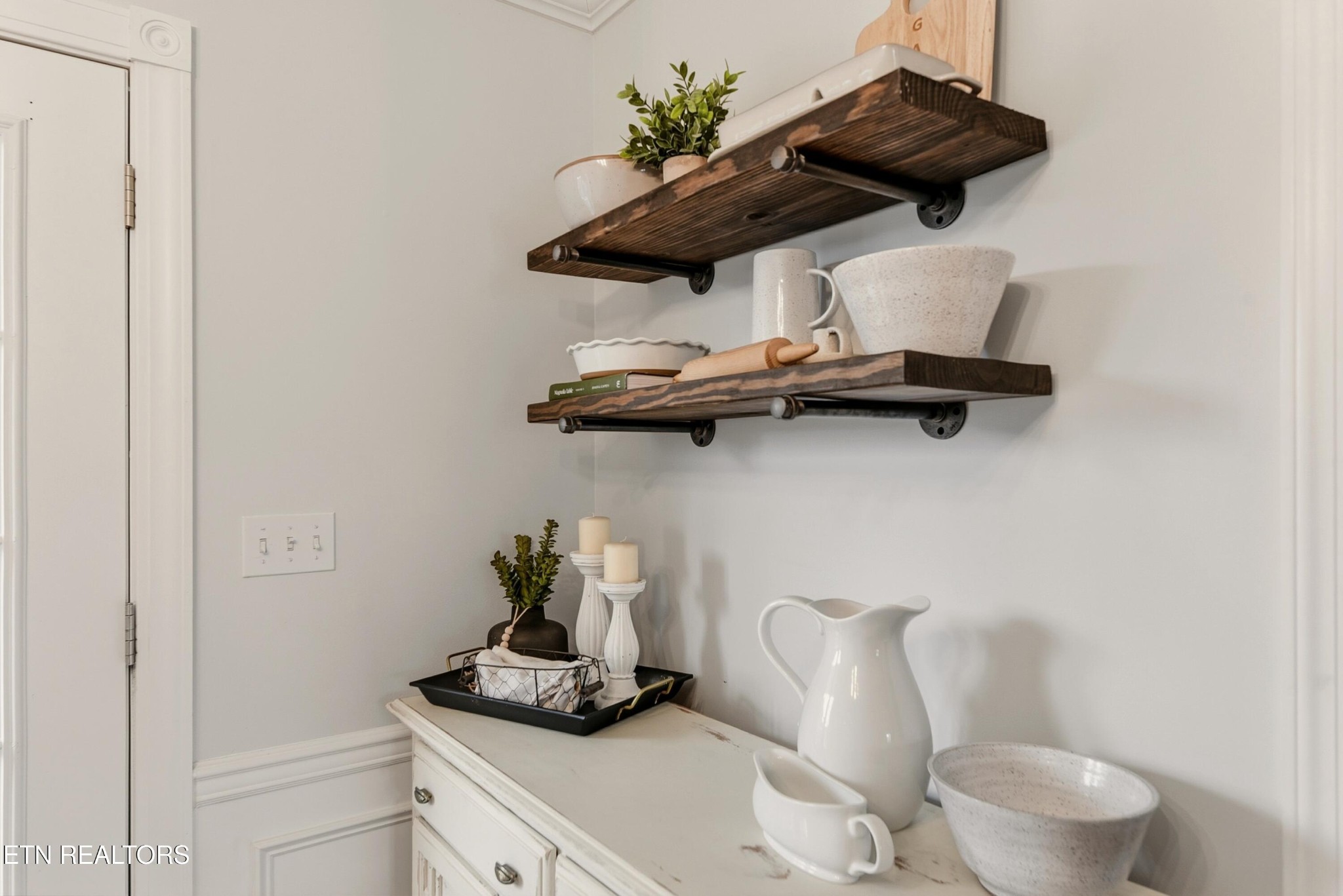 117 Elizabethton Way Clinton, TN 37716 - Photo 11 of 41 a view of a room with a potted plant on the wall