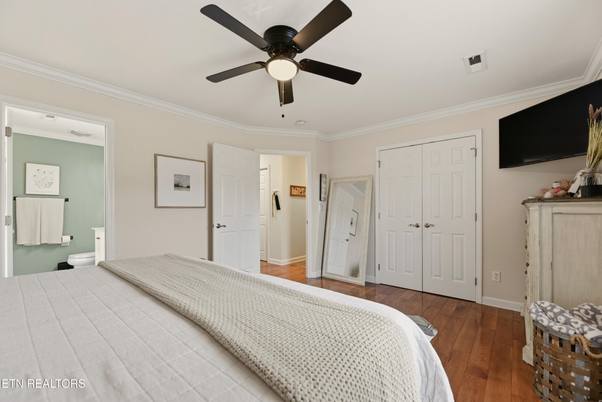 117 Elizabethton Way Clinton, TN 37716 - Photo 20 of 41 a spacious bedroom with a bed and a flat screen tv