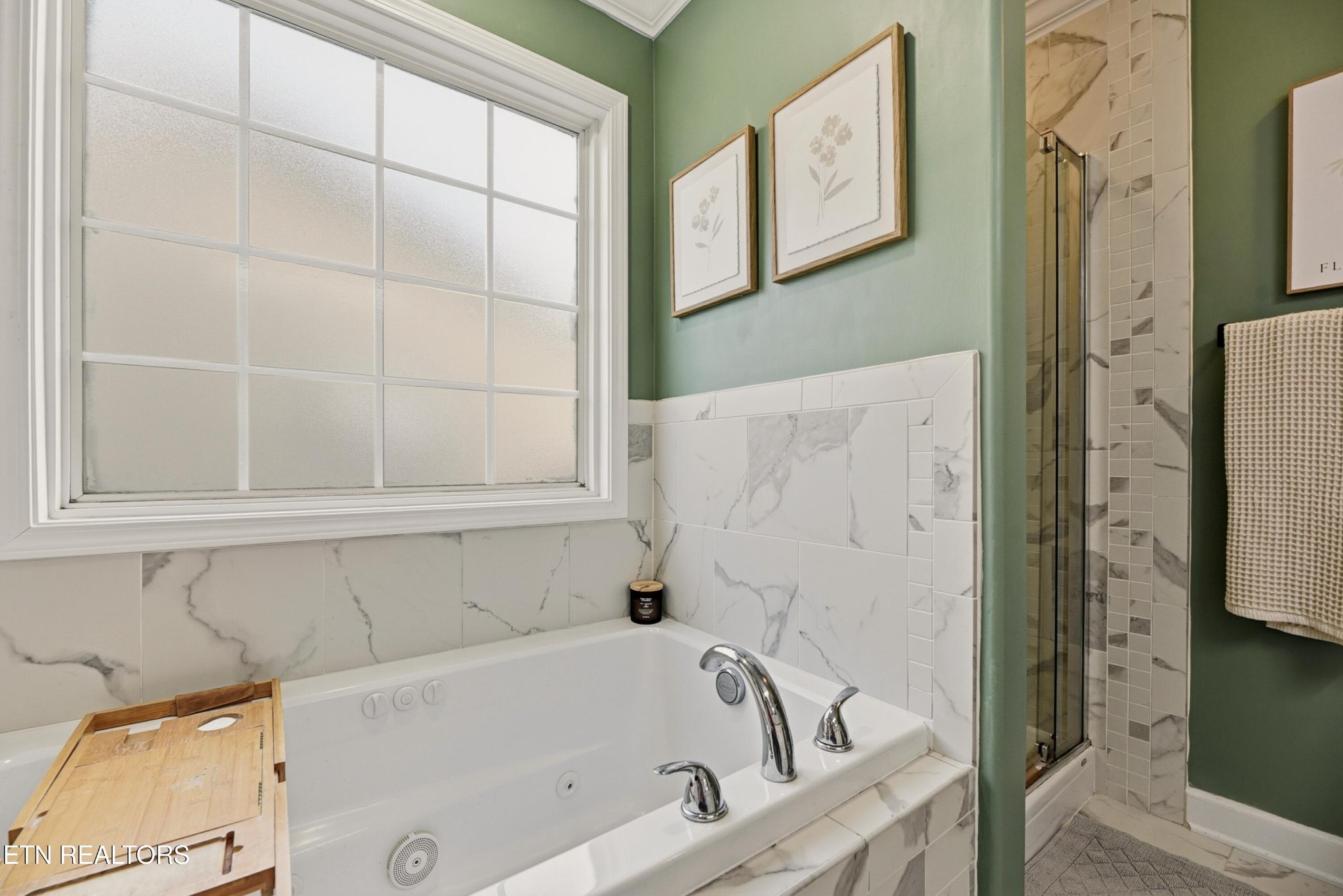 117 Elizabethton Way Clinton, TN 37716 - Photo 22 of 41 a bathroom with a bathtub and a window