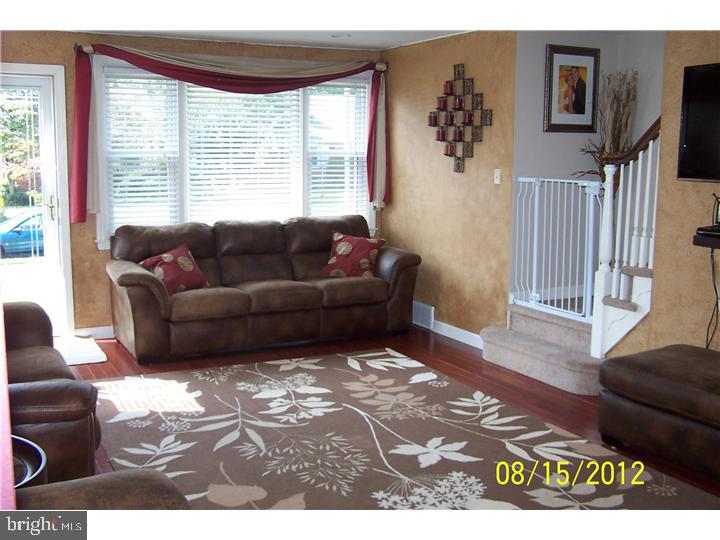 447 Kent Road Springfield, PA 19064 - Photo 4 of 12 Living Room