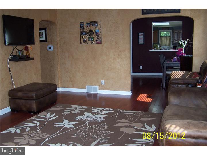 447 Kent Road Springfield, PA 19064 - Photo 5 of 12 Living Room