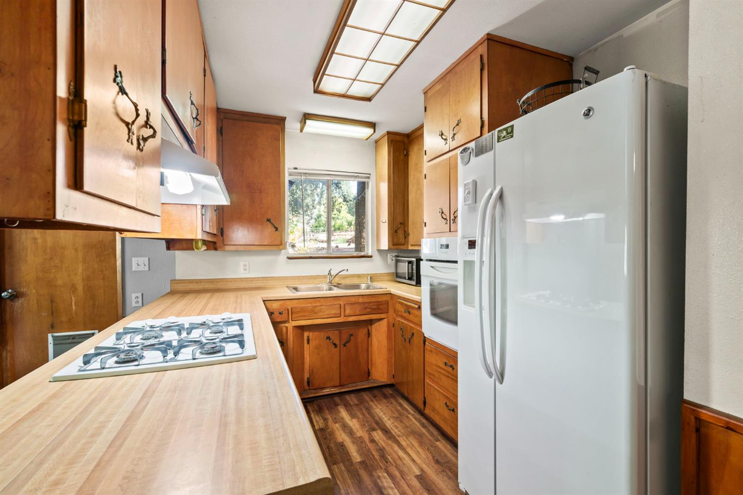 2860 Jim Valley Road Placerville, CA 95667 - Photo 11 of 34 a kitchen with stainless steel appliances granite countertop a refrigerator and a stove