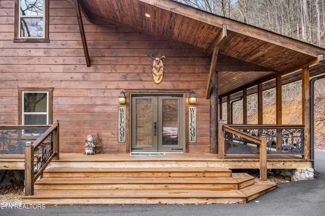 a view of entryway of a house