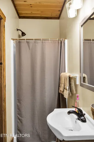 a view of entryway with a room