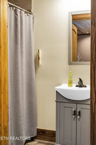 a view of entryway with outdoor seating