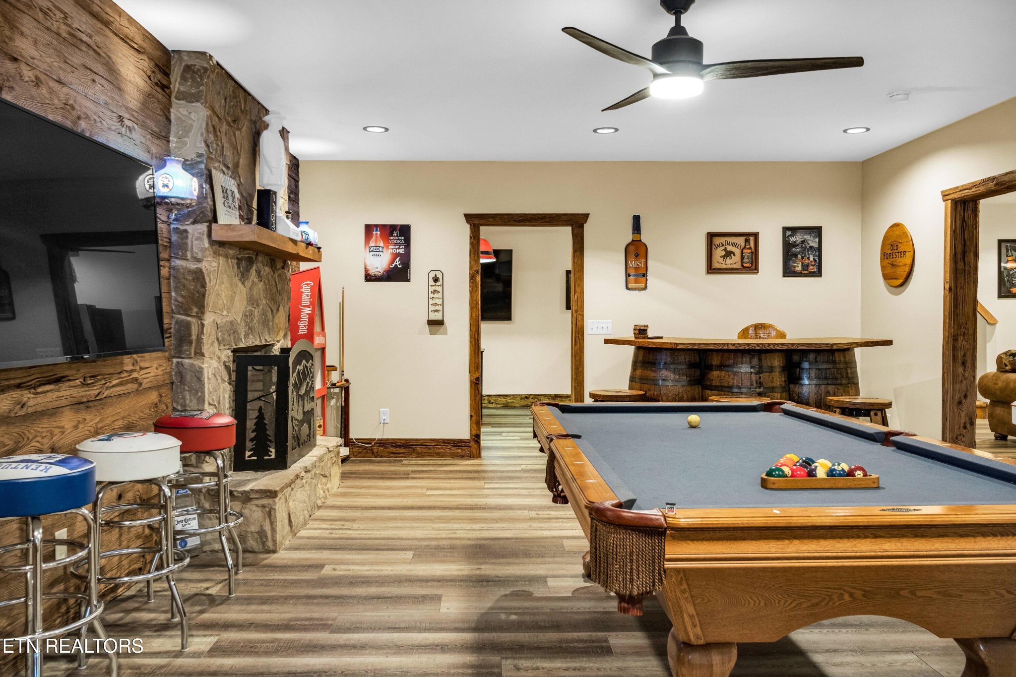 173 Rafter Road Tellico Plains, TN 37385 - Photo 40 of 49 a room with furniture and air hockey table