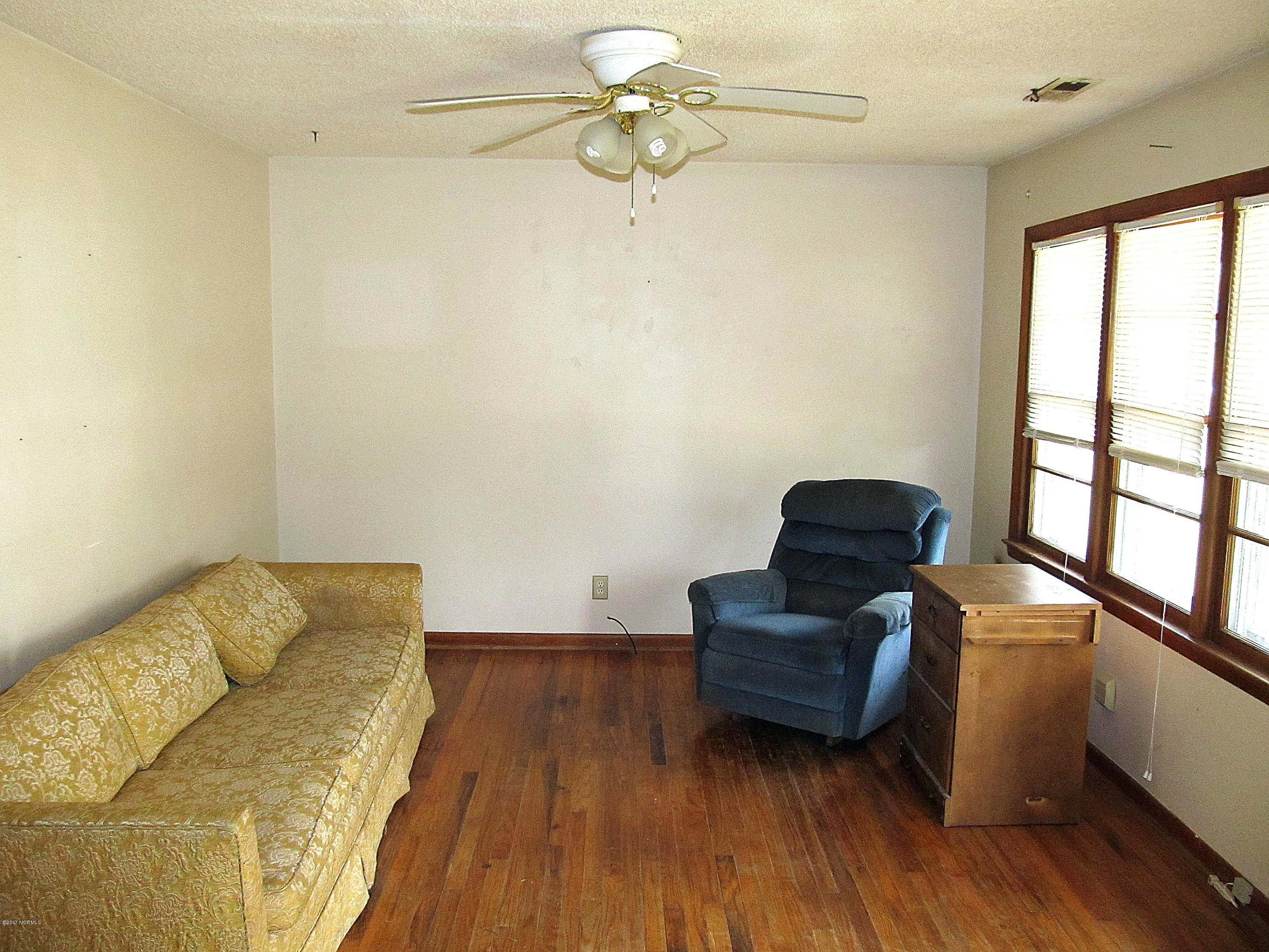 631 Newport Loop Road Newport, NC 28570 - Photo 6 of 13 Living Room
