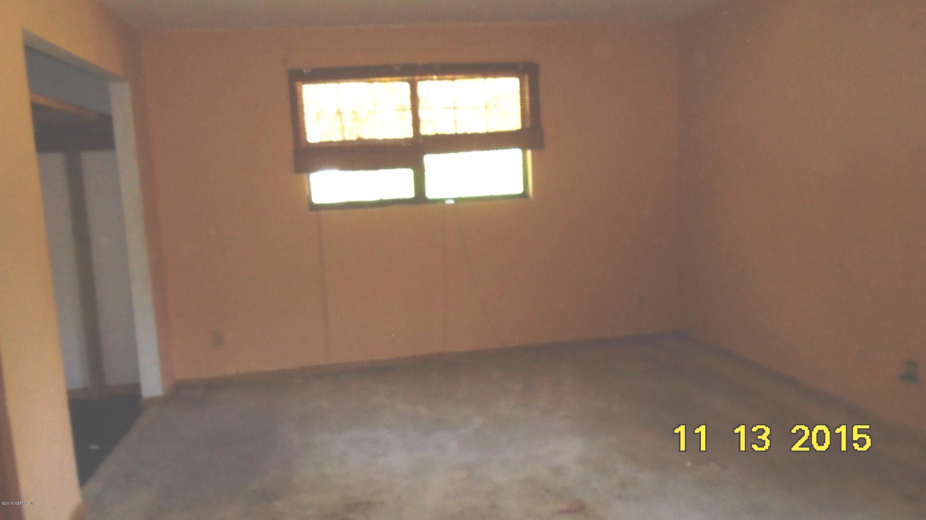 2049 Benedict Road Jacksonville, FL 32209 - Photo 2 of 6 an empty room with a window