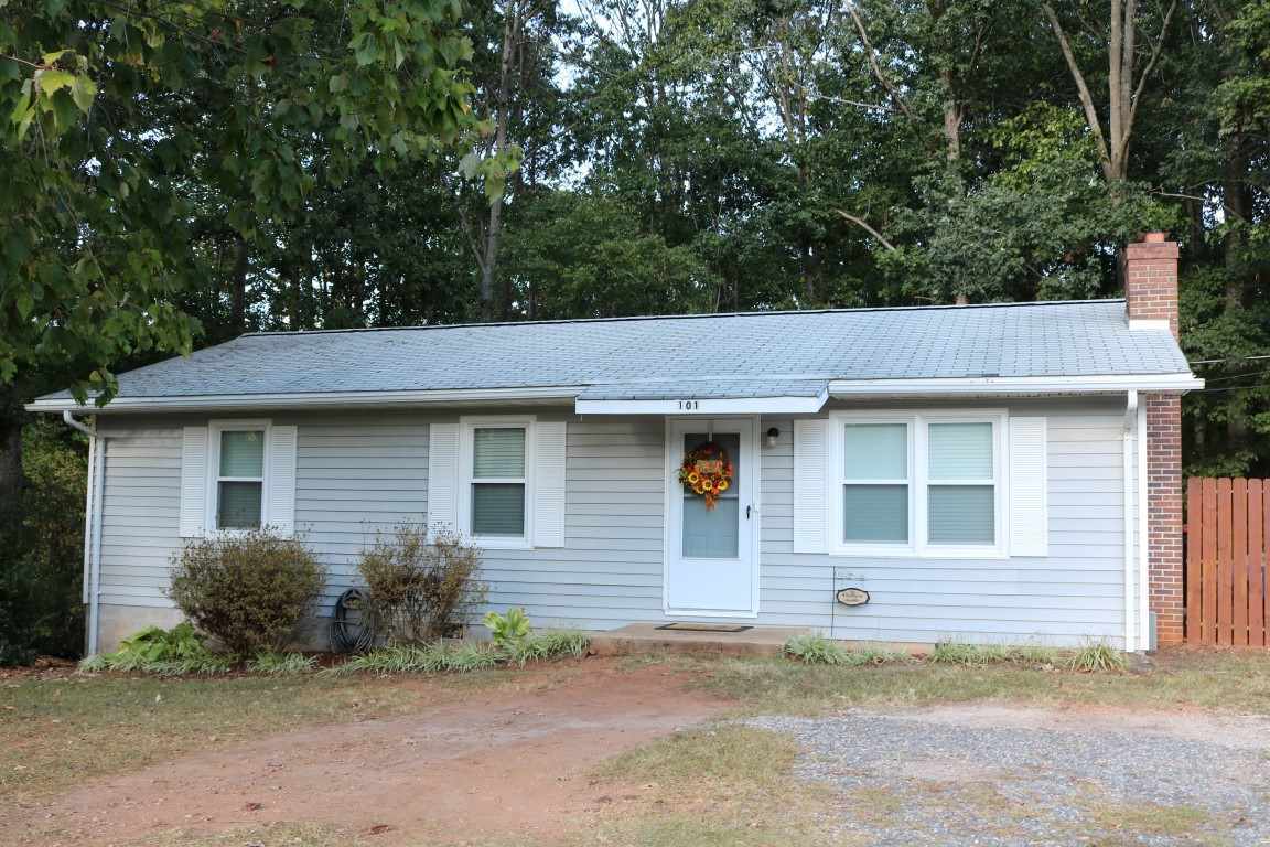 101 Indian Oaks Road Seneca, SC 29672 - Photo 1 of 26 Gallery Image 1