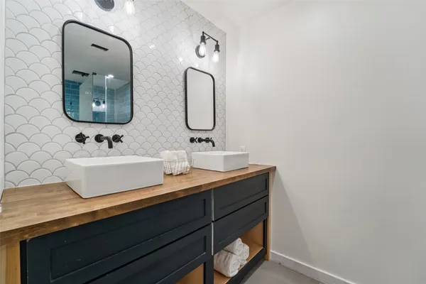 $429,000 | 6 Rockingham Place, Conroe, TX 77304