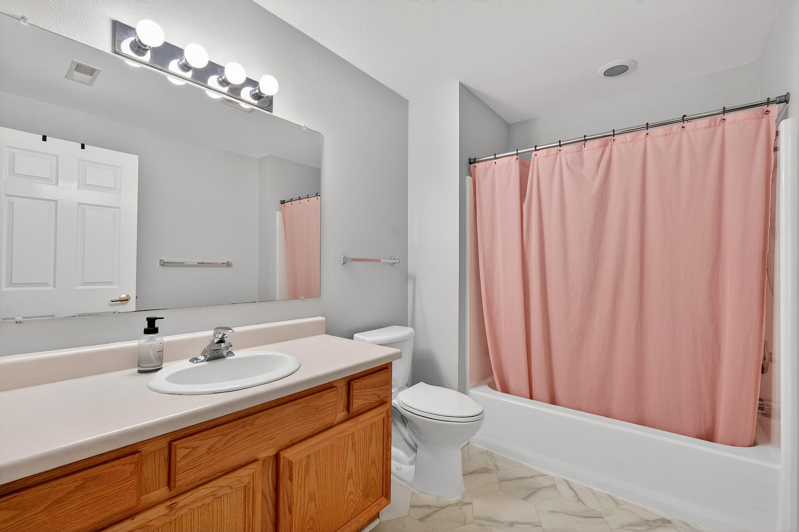 N16-w26593 Tall Reeds Lane, Unit H Pewaukee, WI 53072 - Photo 17 of 35 Primary Bath