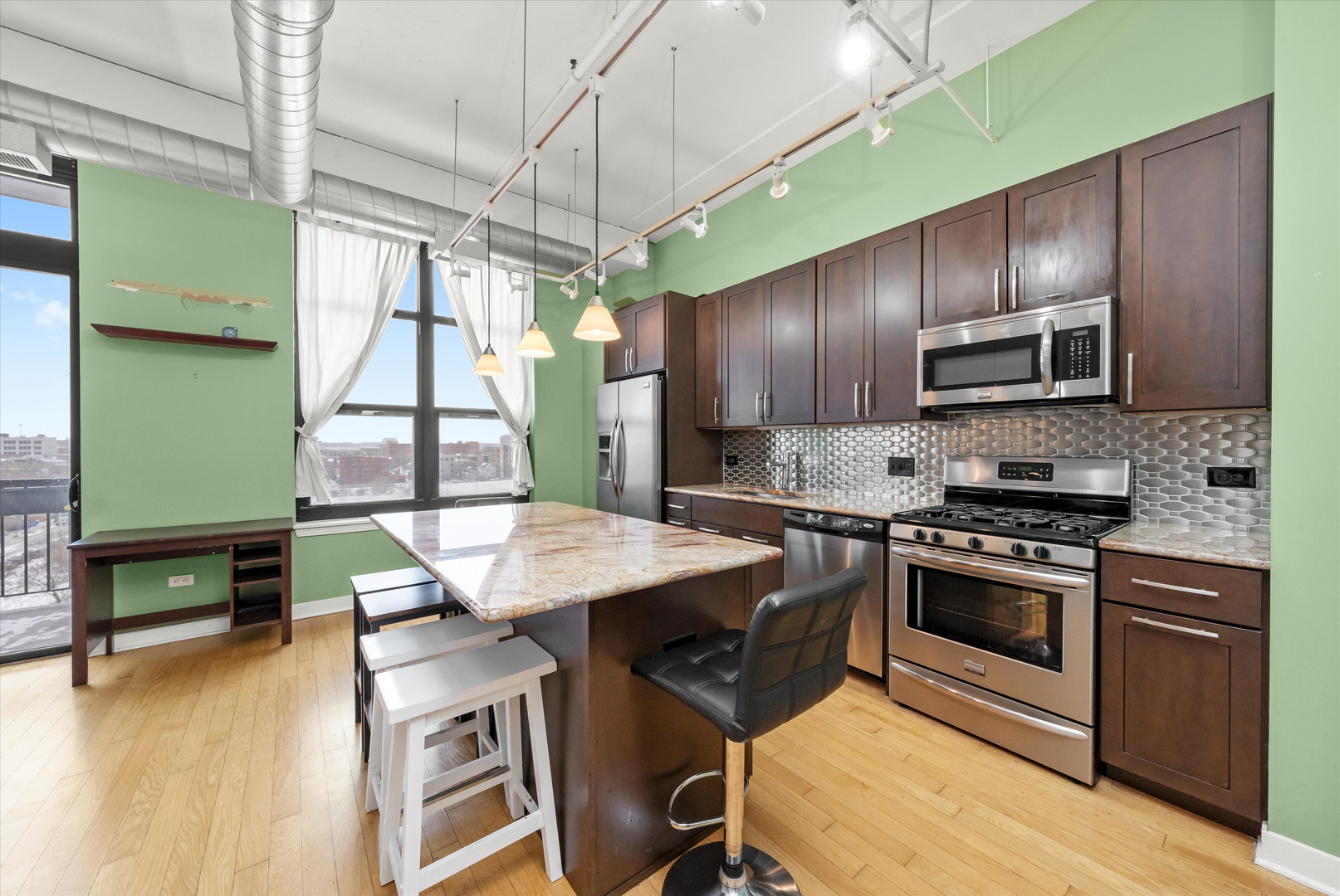 833 West 15th Place, Unit 711 Chicago, IL 60608 - Photo 3 of 28