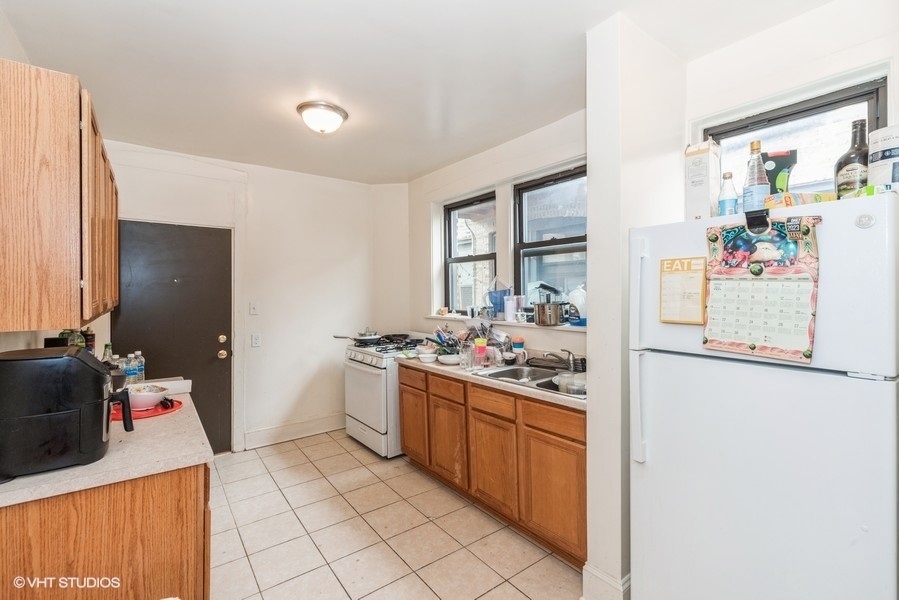 403 South Kenilworth Avenue, Unit 2 Oak Park, IL 60302 - Photo 5 of 7 a kitchen with a stove a refrigerator and a stove