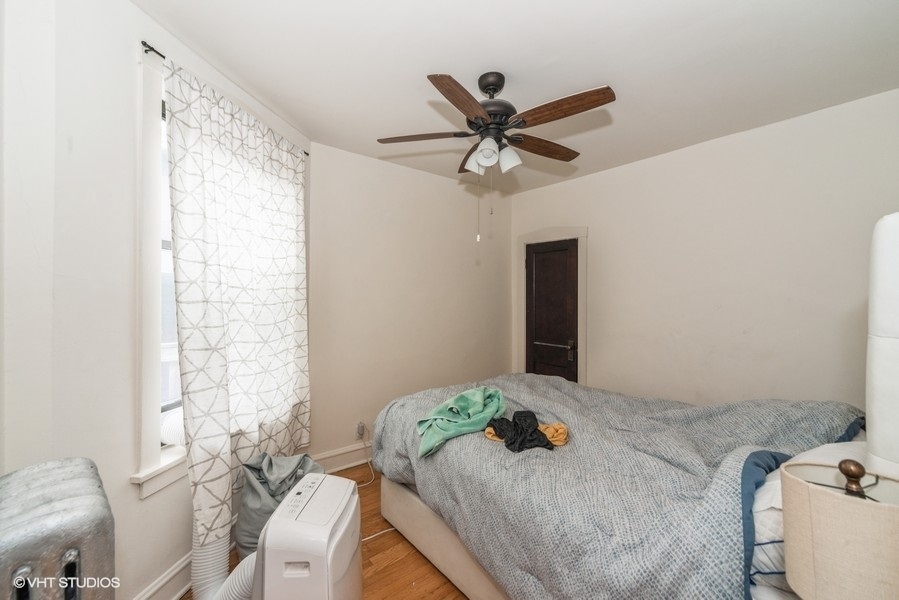 403 South Kenilworth Avenue, Unit 2 Oak Park, IL 60302 - Photo 7 of 7 a bedroom with a bed and a window