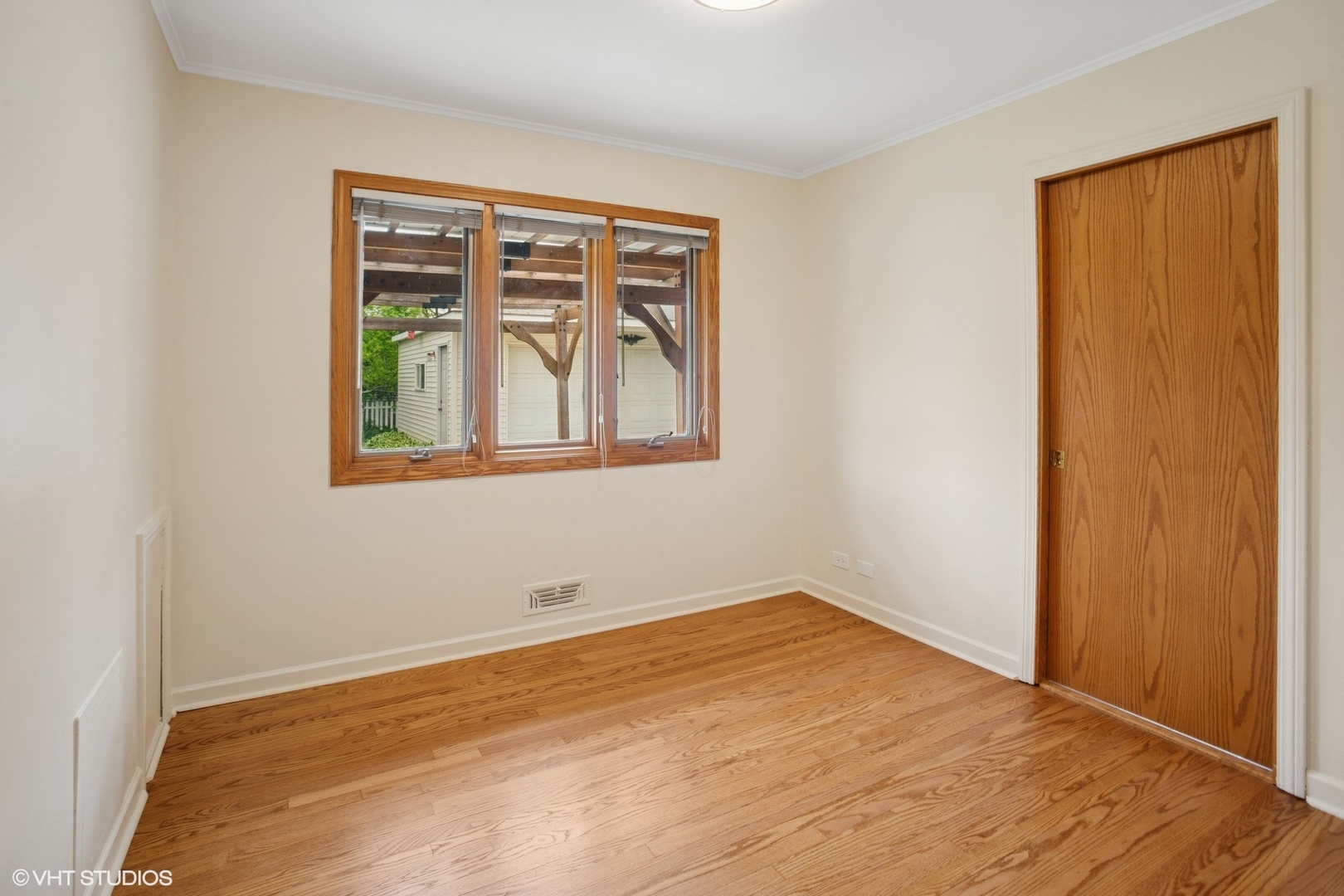 43 N Mount Des Plaines, IL 60016 - Photo 11 of 25 an empty room with windows and closet