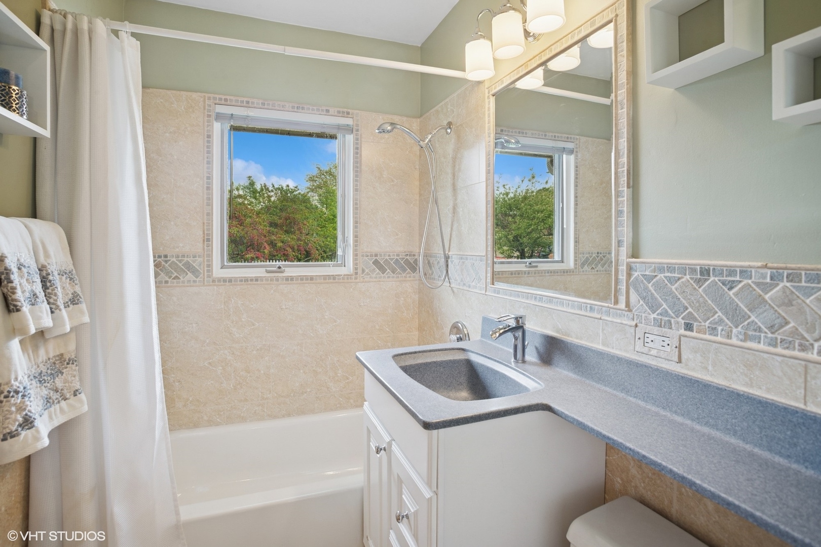 43 N Mount Des Plaines, IL 60016 - Photo 12 of 25 a bathroom with a sink and a bathtub